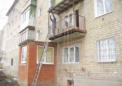 Установка балкона, монтаж крыши и ограждения